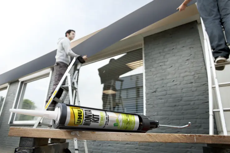 7000109-Article-application-shot-en-397-UHU-440G-SPANISH-MONTAKITULTIMATE_308