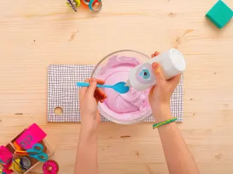 slime con colla vinilica e liquido per lenti Il Fluffy slime fai da te