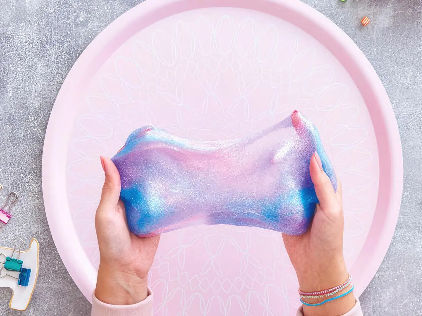 slime con colla glitter e bicarbonato e liquido per lentine Slime fatto in casa 🫧 Ricetta easy e super soddisfacente ✨ 🧴 Metti la  colla trasparente in una ciotola e mescola, → aggiungi circa 2 cucchiaini  di bicarbonato e mescola, → poi main image 0